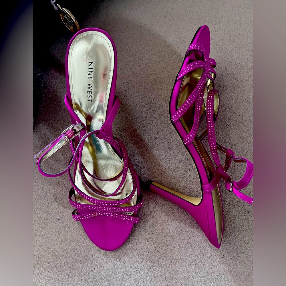 Nine West size 7 Fuchsia heels like new
